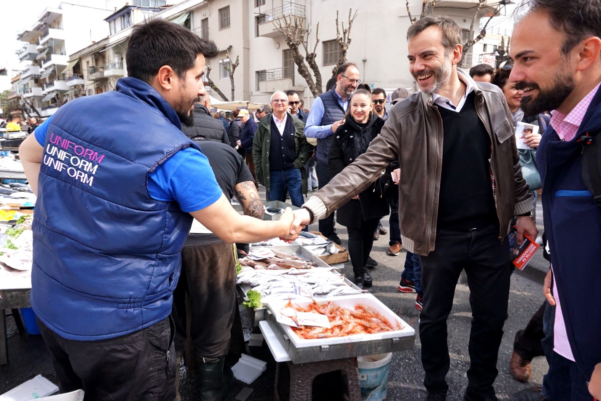 Read more about the article Οικολογικές τσάντες αγορών μοίρασε στη λαϊκή της Μαρτίου ο Ζέρβας