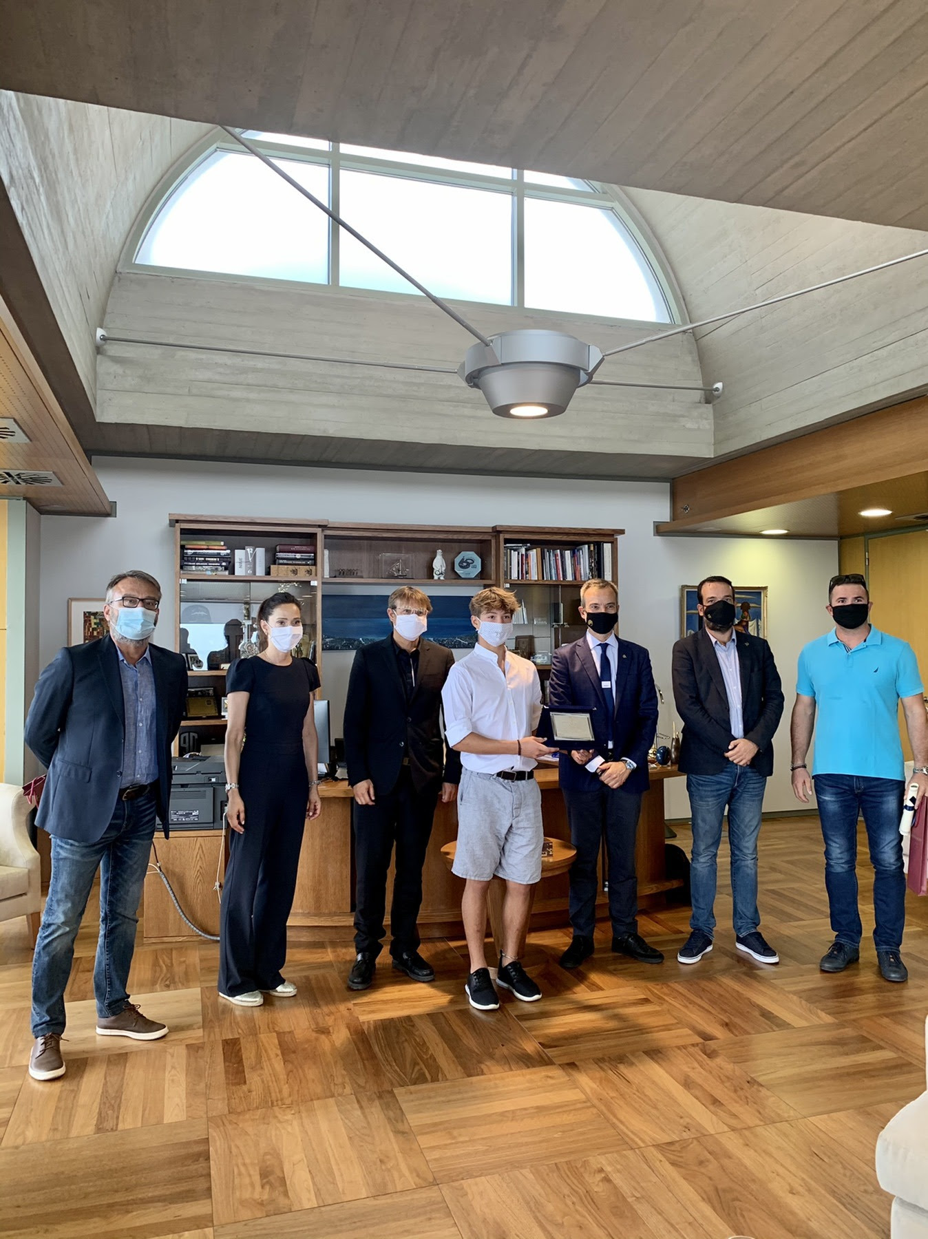 Read more about the article Ο Δήμαρχος Θεσσαλονίκης βράβευσε τον αθλητή της ιστιοπλοΐας Αναστάσιο Γκαρίπη