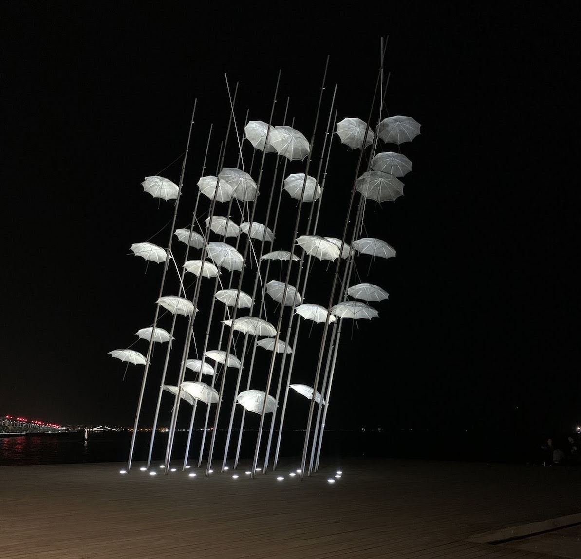 Read more about the article Σε λευκό χρώμα για την Ανάσταση φώτισε ο Δήμος Θεσσαλονονίκης τις ΟΜΠΡΕΛΕΣ του Ζογγολόπουλου