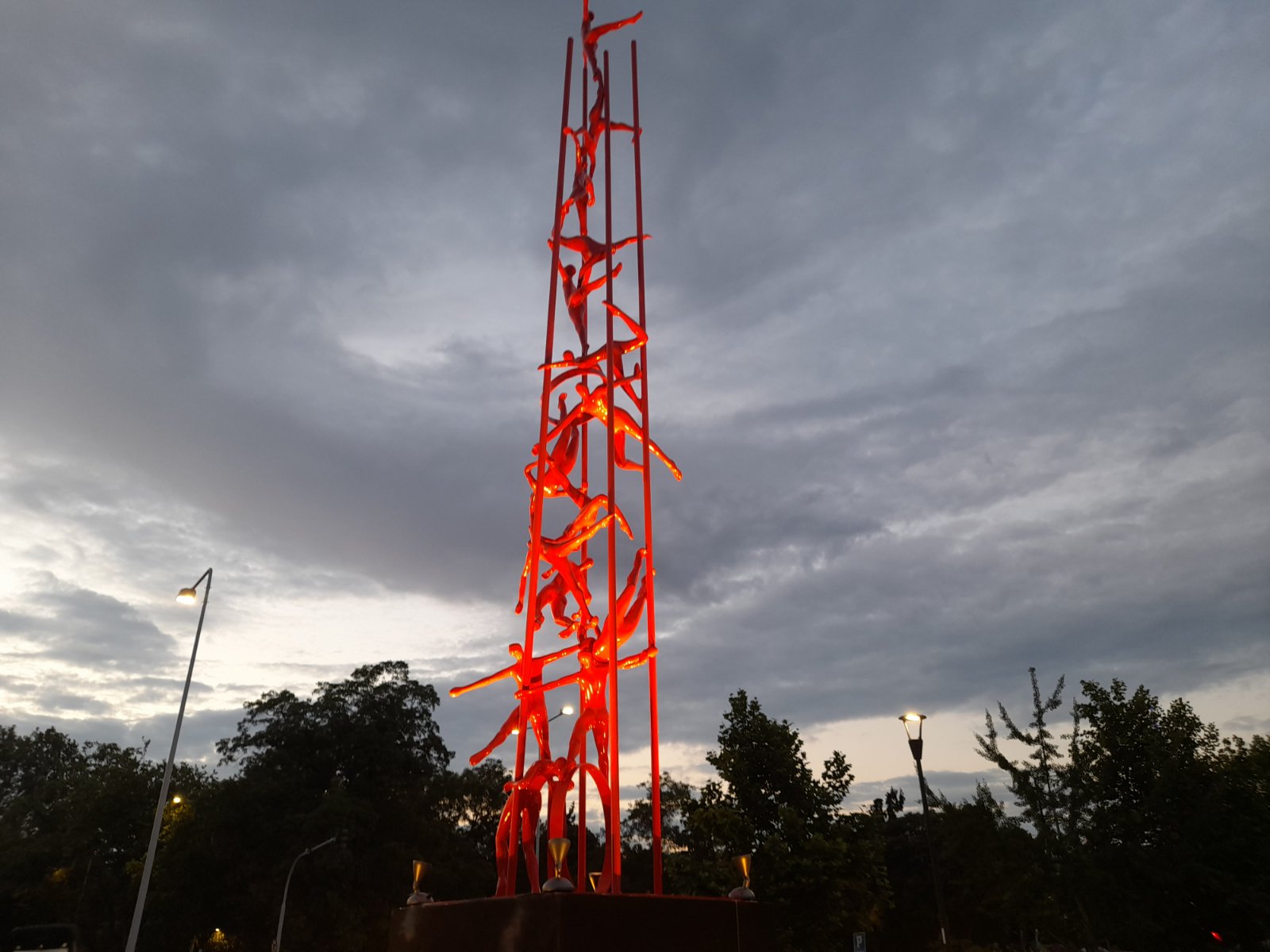 Read more about the article Φωταγωγήθηκε το “Meteoron” του Κωστή Γεωργίου – Κ. Ζέρβας: Το έργο συμβολίζει τη δυναμική της Θεσσαλονίκης