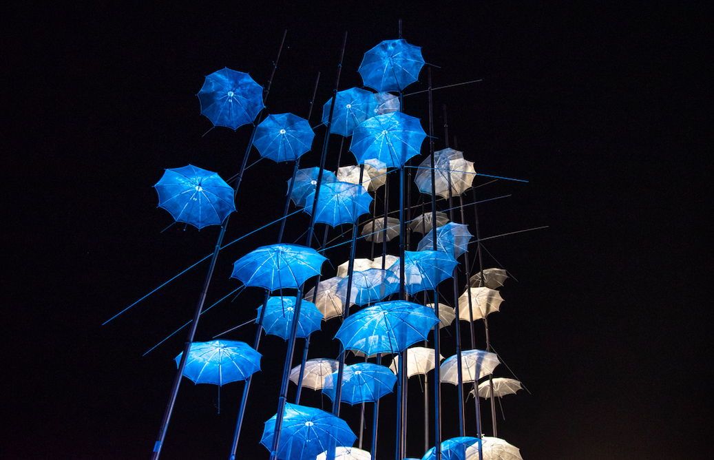 Read more about the article Στα χρώματα της γαλανόλευκης οι ‘Ομπρέλες’ του Ζογγολόπουλου