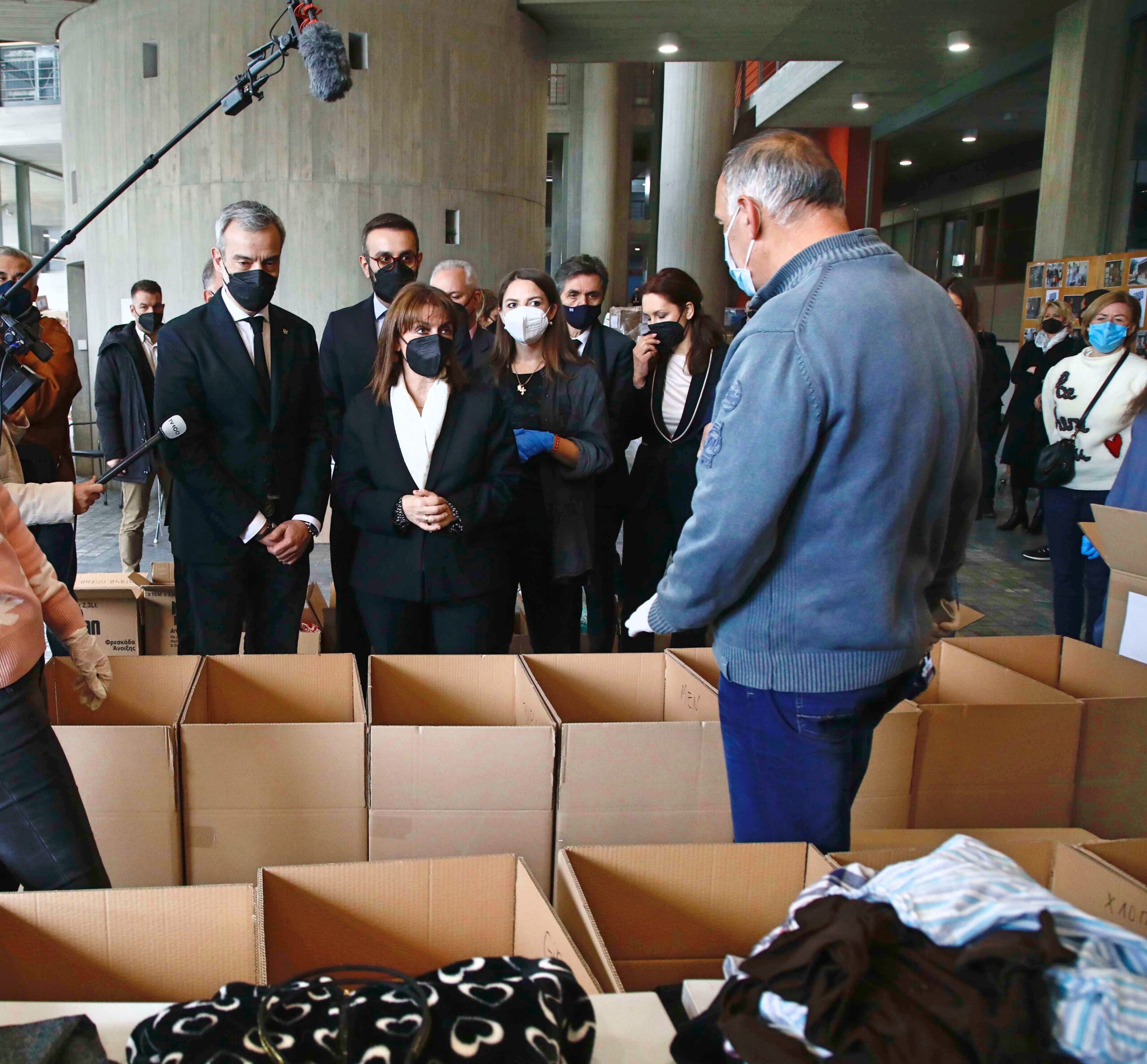 Read more about the article Στο Δημαρχείο Θεσσαλονίκης, στον χώρο συλλογής της ανθρωπιστικής βοήθειας για την Ουκρανία, η Πρόεδρος της Δημοκρατίας – Υποδοχή από τον Δήμαρχο Κ. Ζέρβα