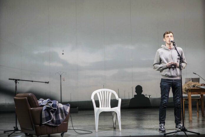 Read more about the article Με Τόμας Οστερμάιερ και Εντουάρ Λουί ανοίγει η αυλαία για τα 57α Δημήτρια «Ποιος σκότωσε τον πατέρα μου» (Qui a tué mon père)