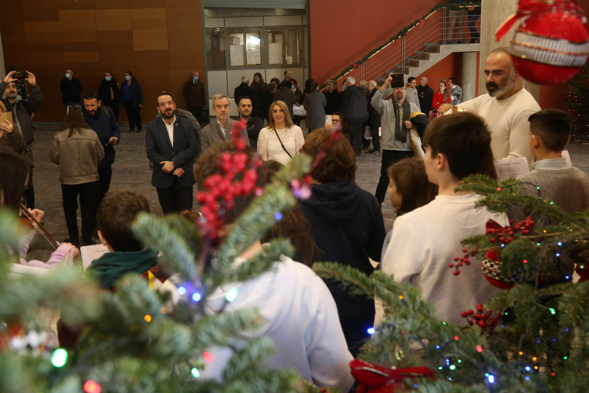 Read more about the article Τα κάλαντα στον Κ. Ζέρβα Με ευχές και μουσικές πλημμύρισε το Δημαρχείο Θεσσαλονίκης