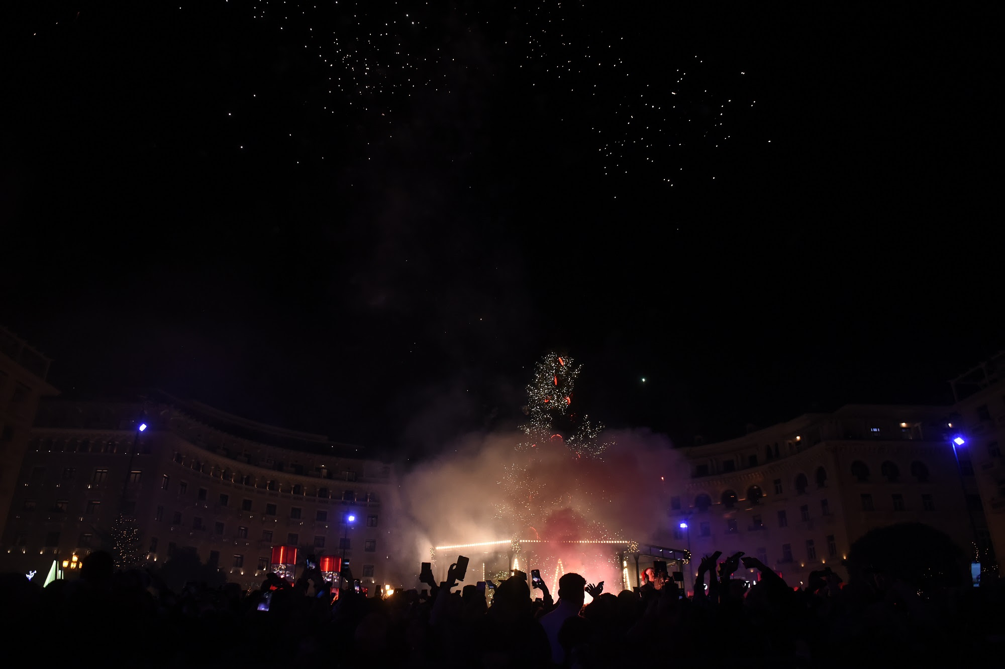 Read more about the article Με εντυπωσιακό σόου πυροτεχνημάτων και μουσικό πάρτι στην Αριστοτέλους η υποδοχή της νέας χρονιάς στη Θεσσαλονίκη – Κ. Ζέρβας: «Το 2023 να φέρει επιτυχίες για τη Θεσσαλονίκη, υγεία ειρήνη, αλληλεγγύη»