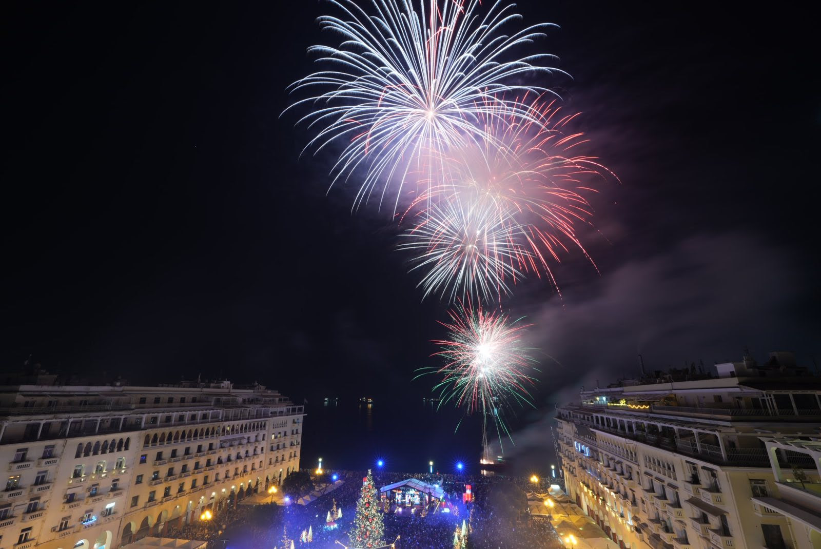 Read more about the article Πρωτοχρονιά 2023 | Σόου πυροτεχνημάτων στην πλατεία Αριστοτέλους