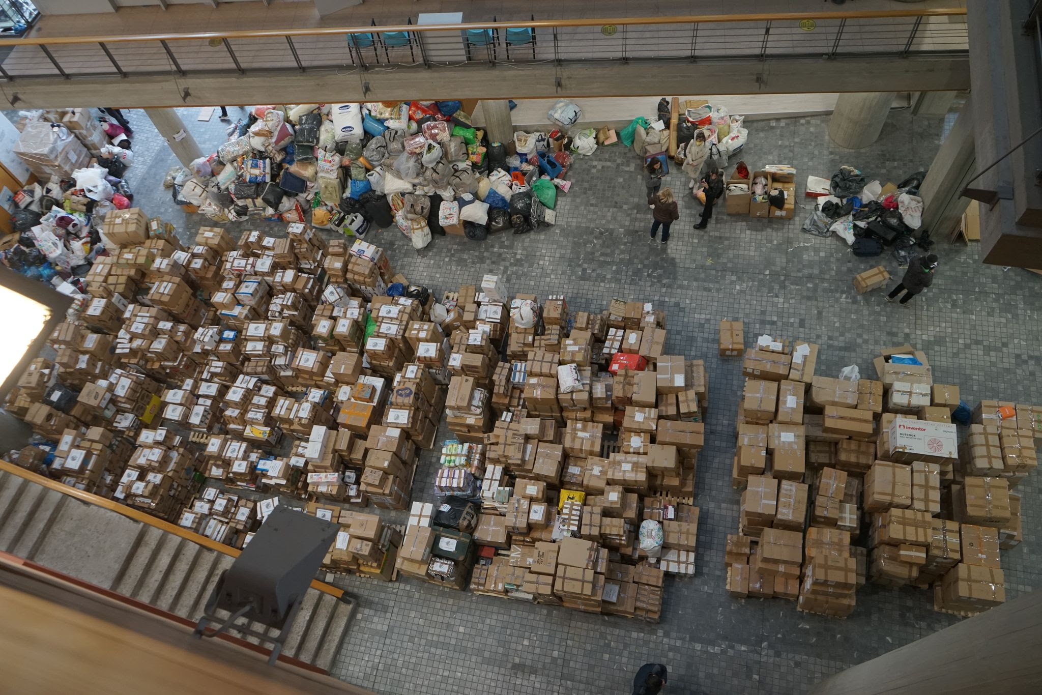 Read more about the article Ξεπέρασε κάθε προηγούμενο η βοήθεια του κόσμου για τις σεισμόπληκτες περιοχές – Κ. Ζέρβας: «Τα χαρτοκιβώτια στο φουαγιέ του Δημαρχείου περιέχουν όλη την αγάπη των Θεσσαλονικέων»