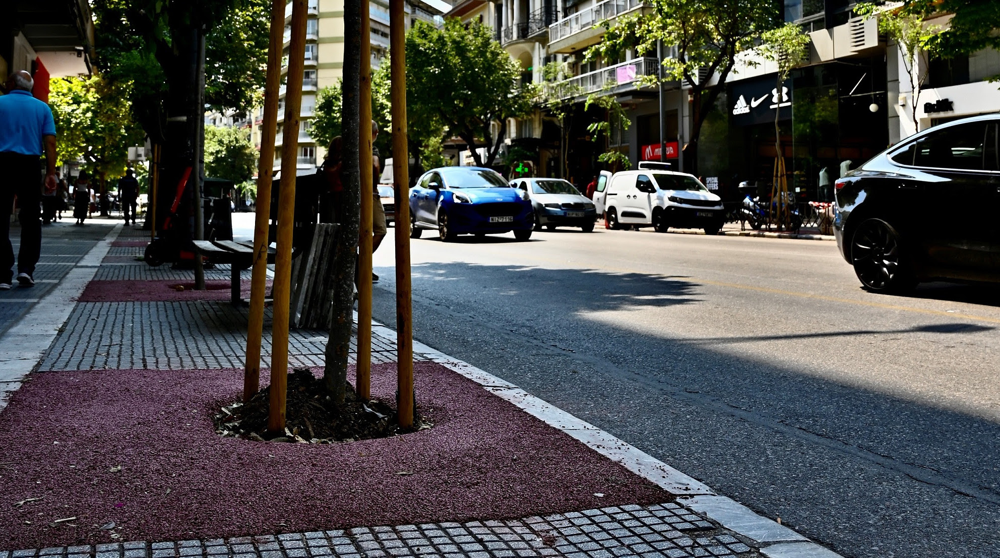 Read more about the article Νέες δενδροδόχοι στον άξονα της Τσιμισκή με υλικά που αναβαθμίζουν τον δημόσιο χώρο και ευνοούν την ομαλή ανάπτυξη των νεοφυτεμένων δέντρων