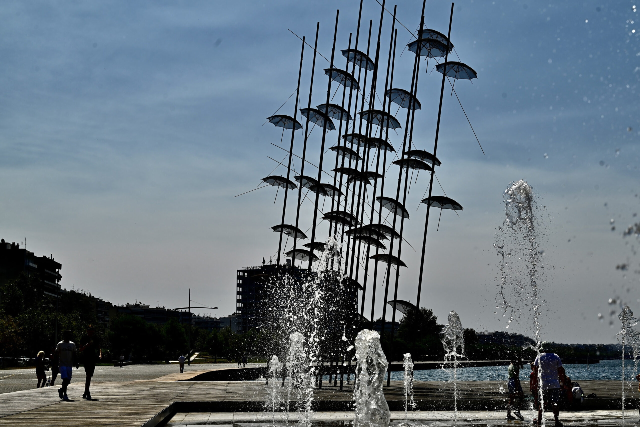 Read more about the article Σε δοκιμαστική λειτουργία τα σιντριβάνια στις «Ομπρέλες» του Ζογγολόπουλου – Εντυπωσιάζουν οι εικόνες από τη νέα παραλία