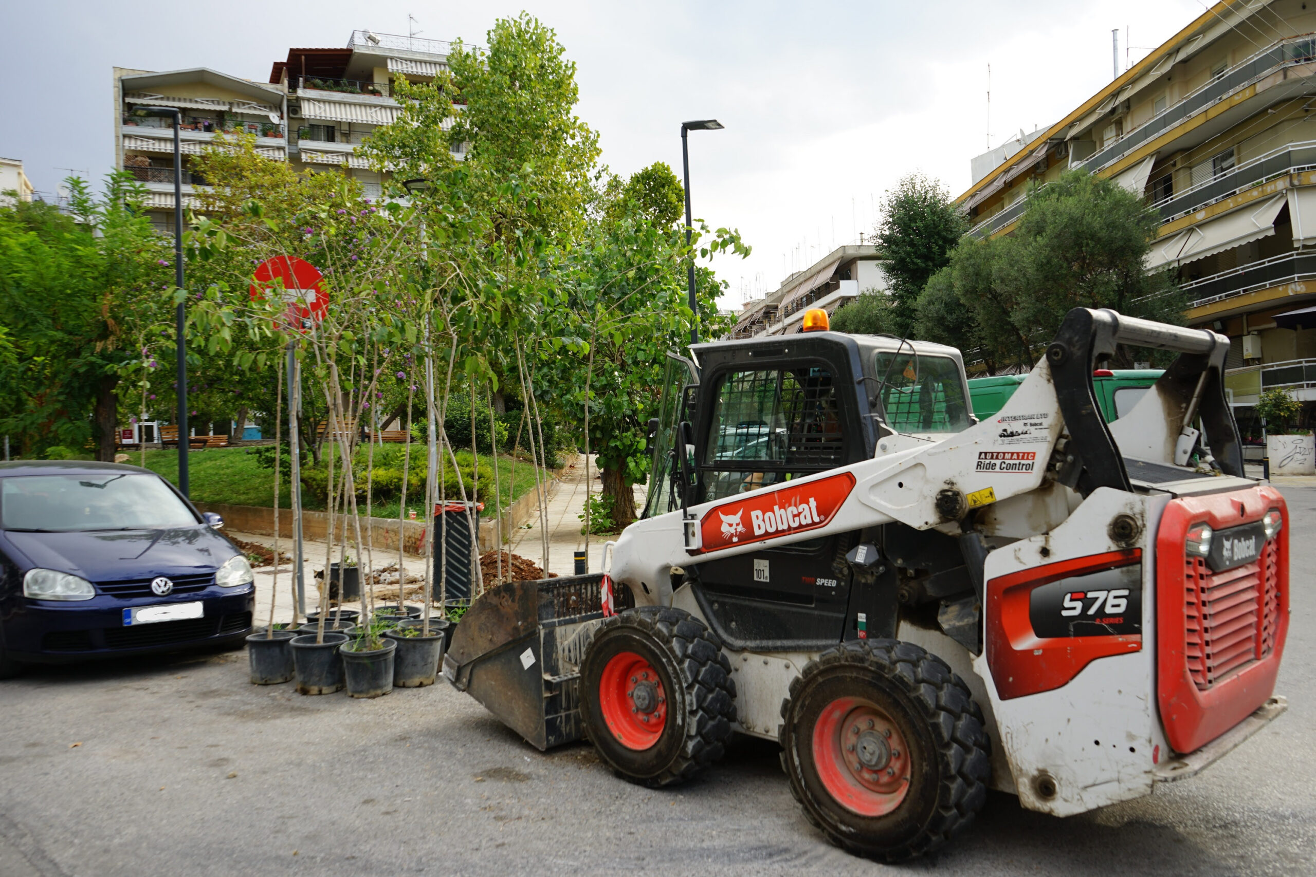 Read more about the article Με δενδροφυτεύσεις συνεχίζονται οι παρεμβάσεις στις γειτονιές της Δ΄ Δημοτικής Κοινότητας